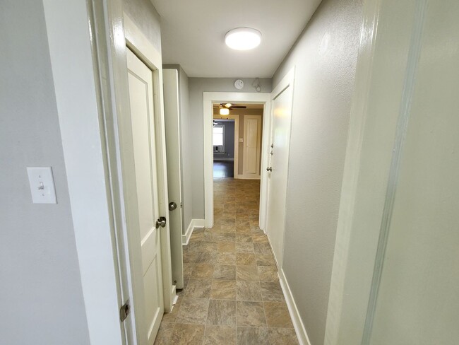 Building Photo - Remodeled 1 Bed, 1 Bath 4-Plex Craftsman A...
