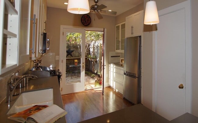 Building Photo - 307 9th St SE