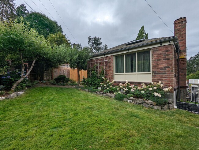 Building Photo - 4 br, 3 bath House - 2350 Boyer Ave E