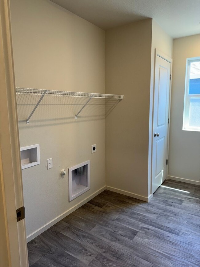 Building Photo - 4 bedroom 2.5 bathrooms in the beautiful M...