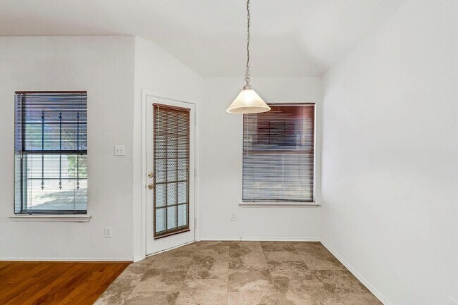 Building Photo - 721 Somerset Dr