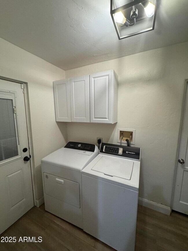 Building Photo - 926 W Moreland St