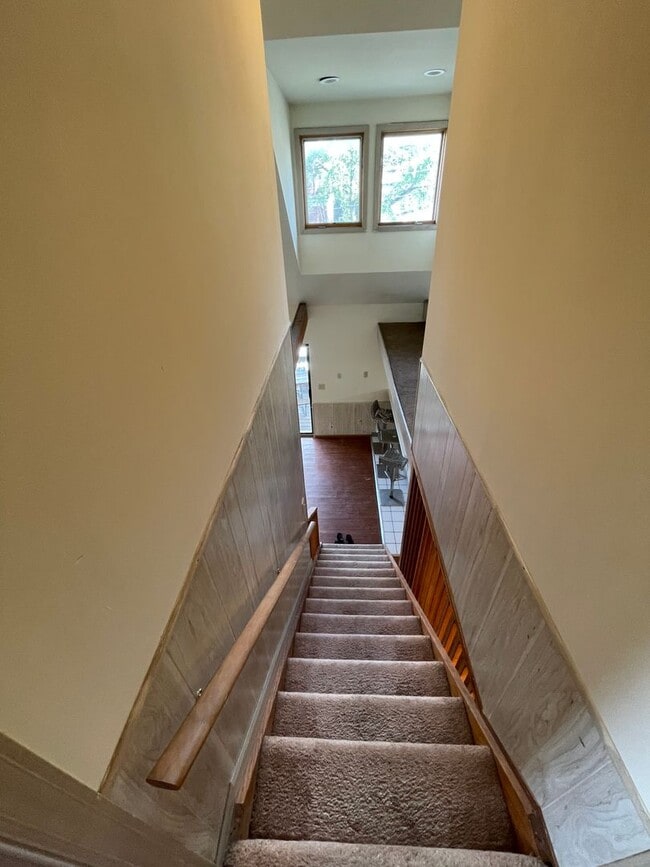 Building Photo - 194 E 14th Ave