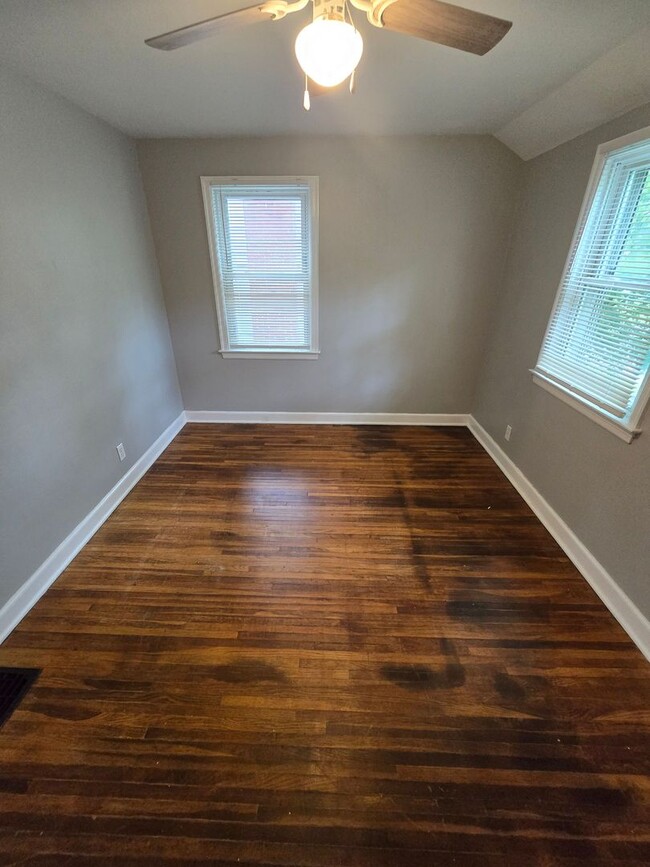 Building Photo - 3 BEDROOM SINGLE FAMILY