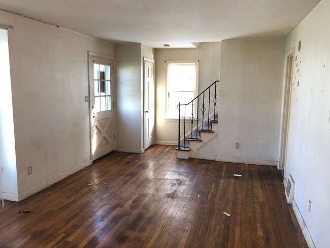 Building Photo - 3 BED 1 BATH SINGLE FAMILY HOME IN MAPLE H...