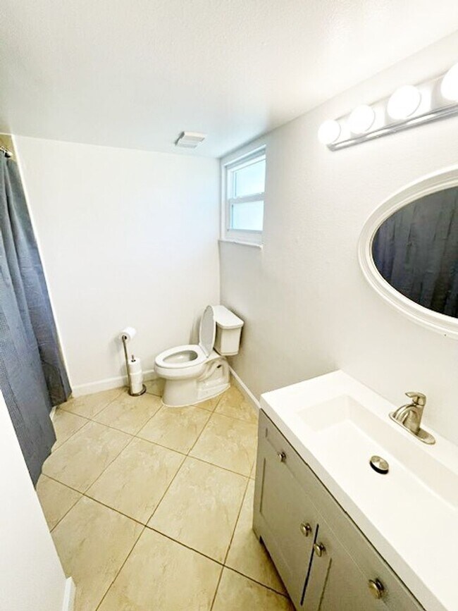 Building Photo - MIDPORT II CONDO