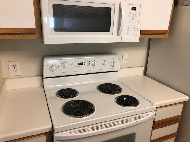 Stove, microwave, countertops - 521 Southwest Pky