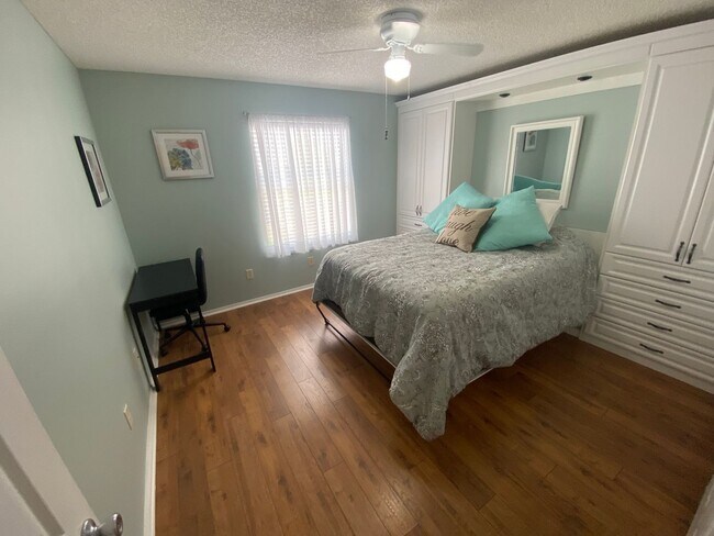 Building Photo - Beautiful 2 + 2 Villa, Turnkey ANNUAL Leas...