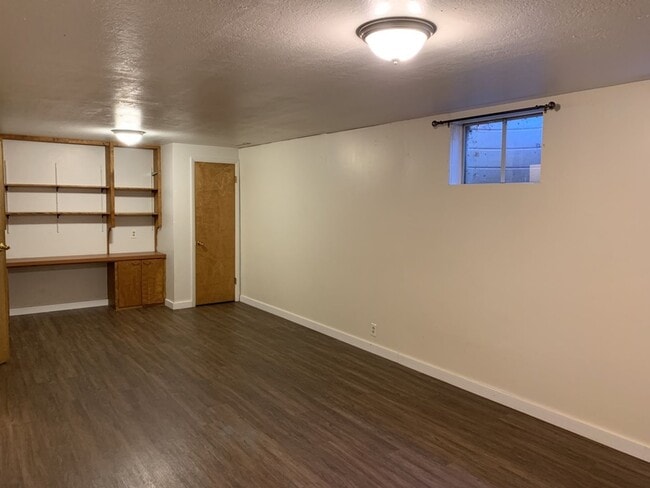 Building Photo - STUDENTS WELCOME! Spacious 5 Bed 2 Bath Ranch Home