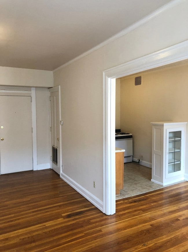 Building Photo - 1 & 2 Bedroom Apartments in Downtown Indianapolis - Meridian Plaza Awaits You!