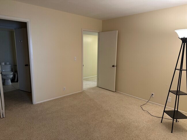 Building Photo - Waterbury Way condominium - utilities included