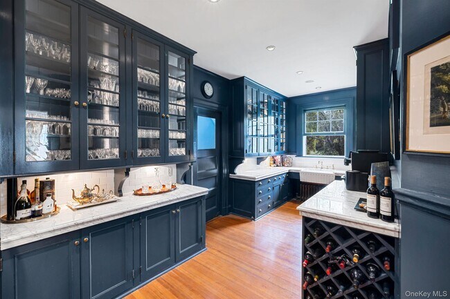 Building Photo - 94 Quogue St