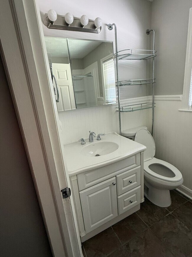 Building Photo - Spacious 4BR/2BA Tri-Level Home in Histori...