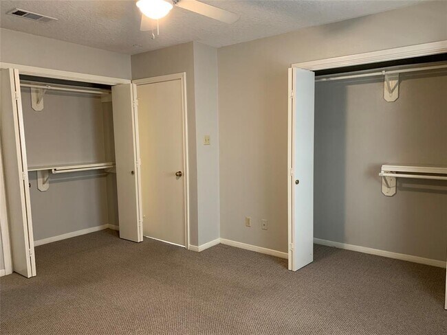 Building Photo - 585 Warsaw Dr