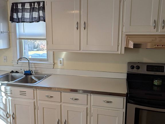 Building Photo - Comfortable home
