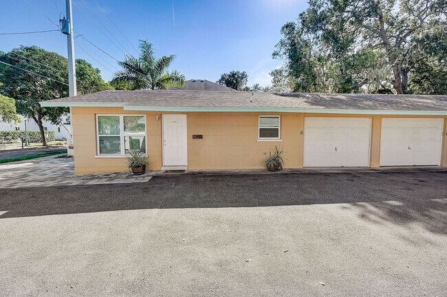 Building Photo - 2 Bed / 1 Bath Cozy Downtown Duplex Apartment