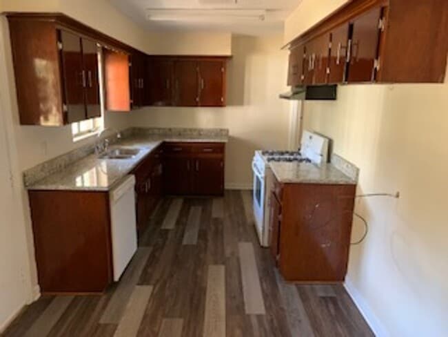 Building Photo - 3/2 Brick Home near USA campus