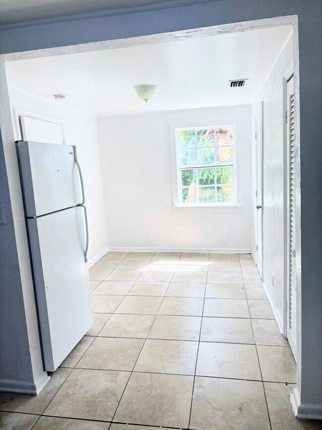 Building Photo - 804 Ridgewood Dr