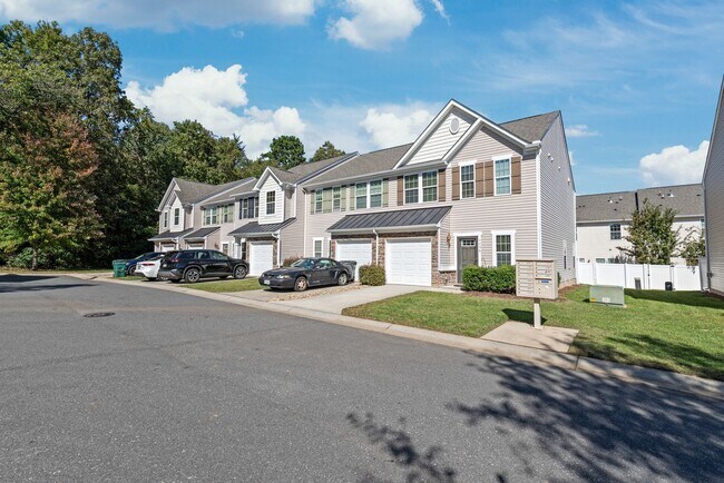 Building Photo - 3 Bedroom townhome in South Charlotte