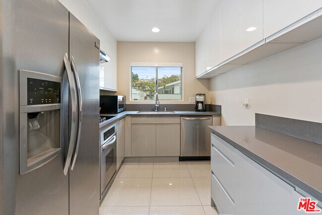 Building Photo - 419 N Oakhurst Dr