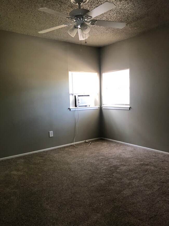 Building Photo - 109 N Uvalde Ave