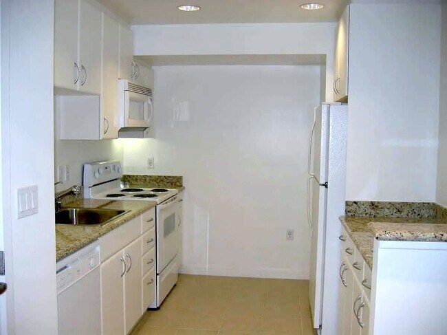 Building Photo - 260 King St