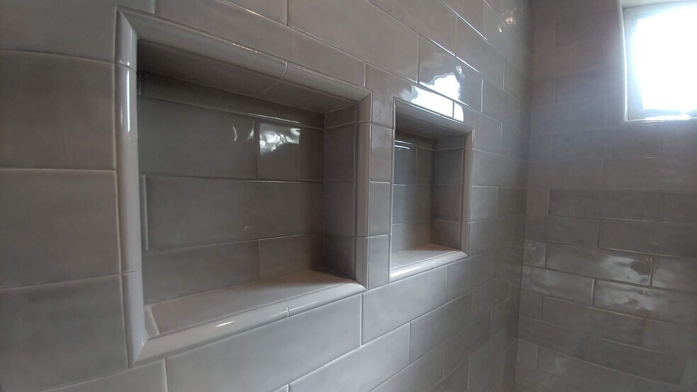 Shower/Tub - 126 Cowell St