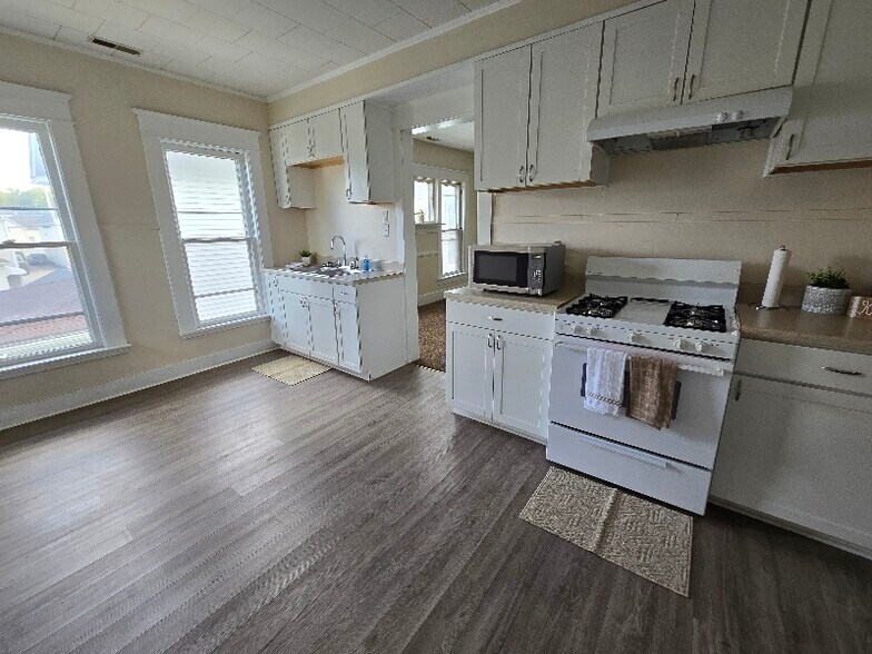 Building Photo - 718 W 23rd St