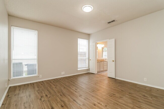 Building Photo - 3336 Raleigh Dr