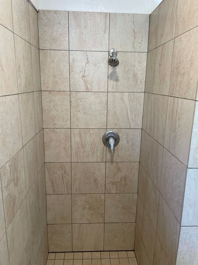 Building Photo - Large Upstairs Studio with Utilities Paid