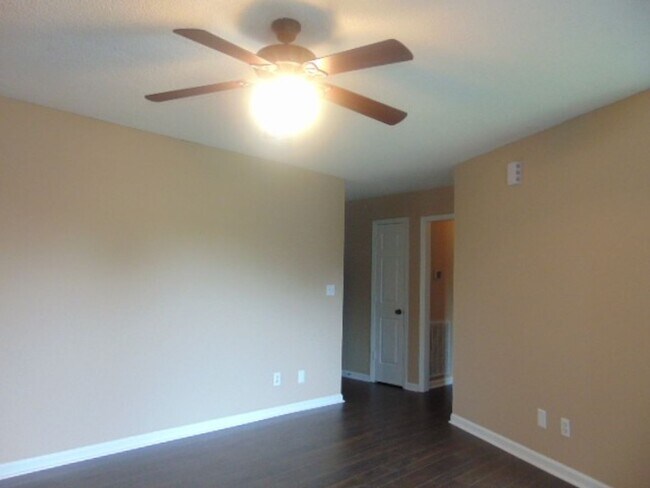 Building Photo - 3 Bedroom 2 Bathroom Home