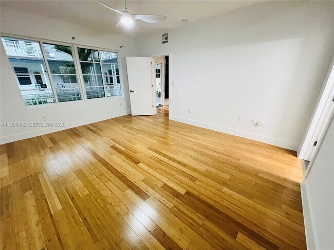 Building Photo - 960 Bay Dr