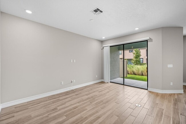 Building Photo - Modern 3BR/2.5BA Townhome in Estancia – Re...