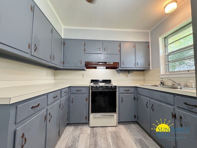 Building Photo - 2052 Roberts Dr