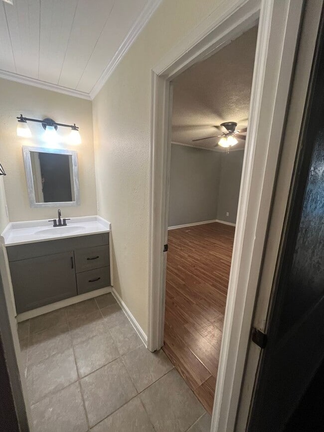 Building Photo - New Listing!