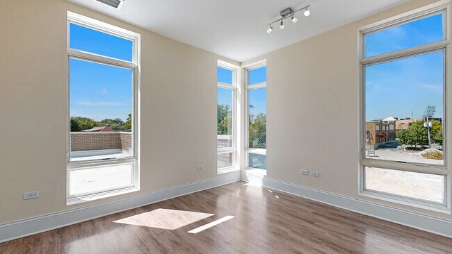 Building Photo - 4758 N Laramie Ave