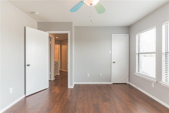 Building Photo - 1908 Candlelight Dr