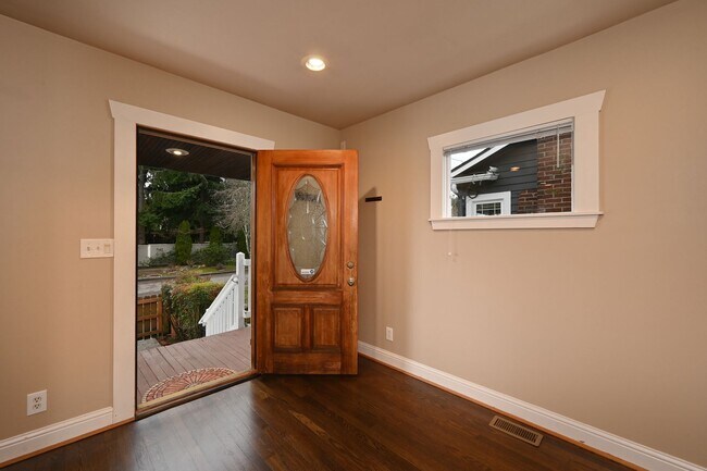 Building Photo - Charming 3 Bedroom/2 Bath Craftsman Home for Lease in Phinney/Greenlake