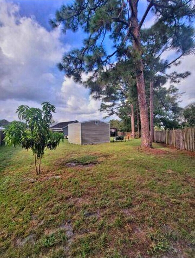 Building Photo - 1697 SW Clover St