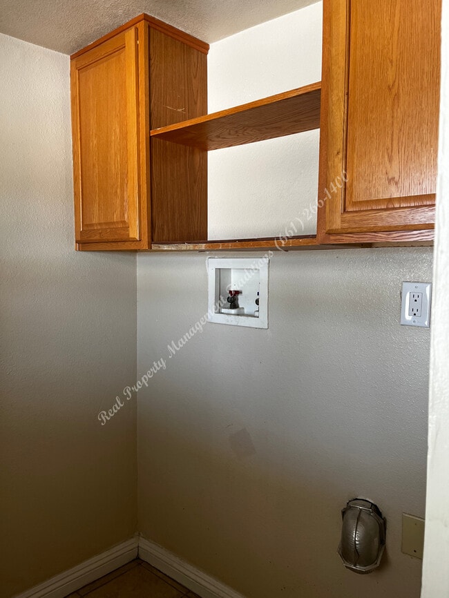 Building Photo - Adorable 2 + 1 in Rosamond
