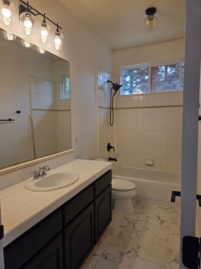 Building Photo - 5 Bdrm, 4 bath home located in Highland View Community off Silva Valley