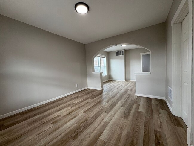 Building Photo - 2 bed, 1 bath home in the heart of Central St. Louis City, moments from Forest Park, Barnes Jewis...