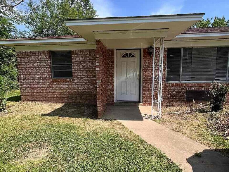 Building Photo - 905 E 7th St