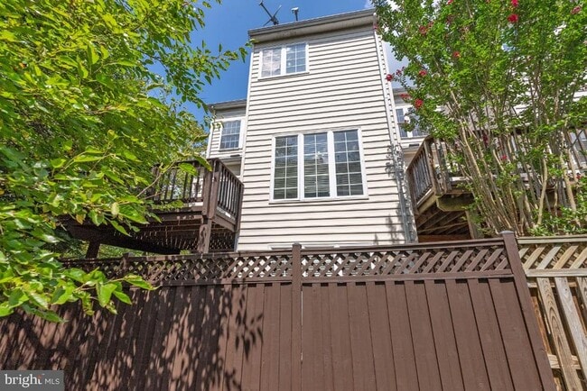 Building Photo - 4273 Upper Park Dr