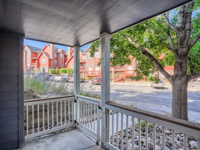 Building Photo - Stunning 2 Bedroom 2 Bathroom condo In Aurora with a garage!