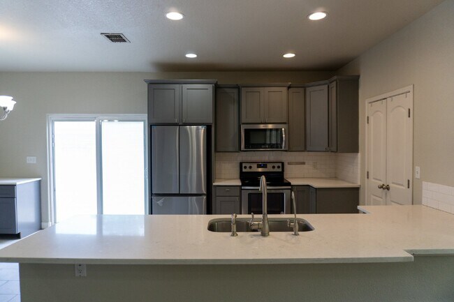 Building Photo - Beacon Hill, 3 Bedroom, 2 Bathroom, 2017 Build, ***Solar Panels, Utilities Average $40 per month***