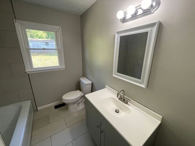 Building Photo - 3/1 Renovated House Available Now! Pet Friendly!