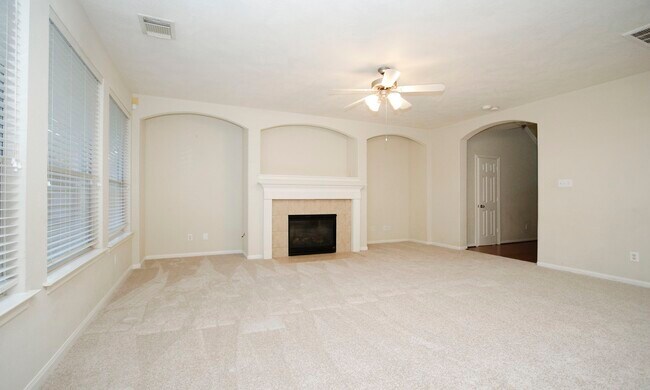 Building Photo - 11 Aquiline Oaks Pl