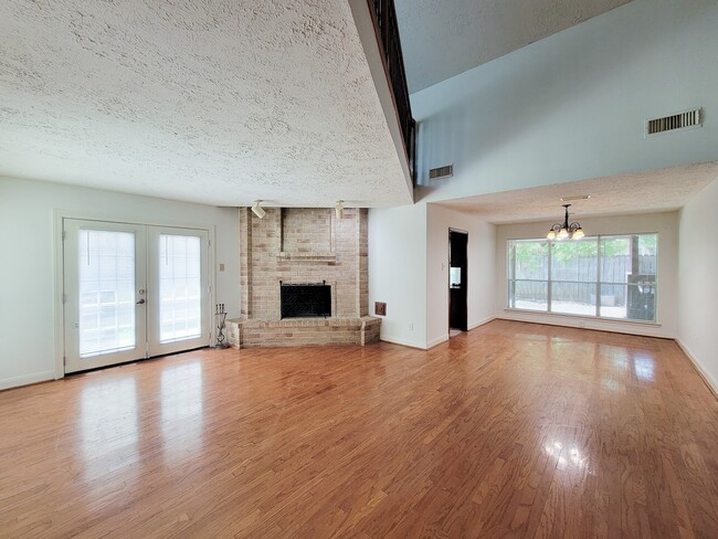 Building Photo - 2030 Creek Valley Ln