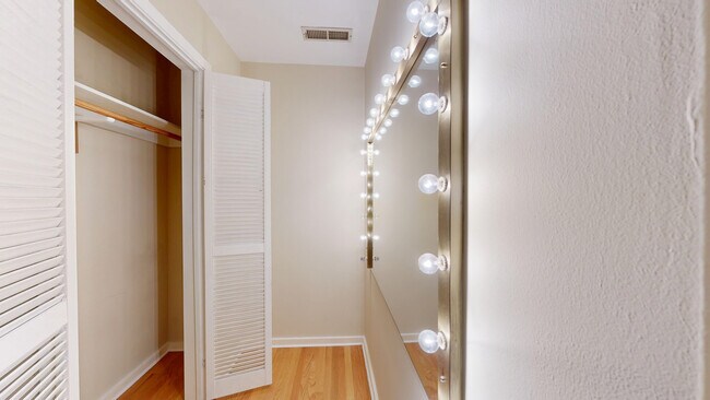 Building Photo - 1860 Jackson St